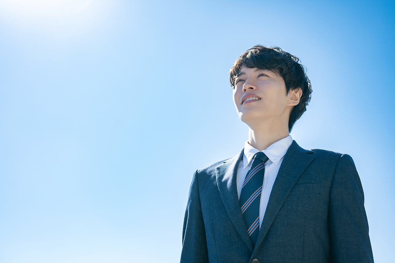 左の男性