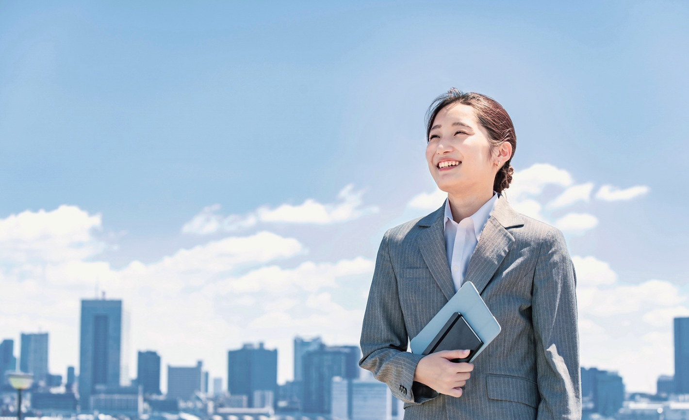 中央の女性
