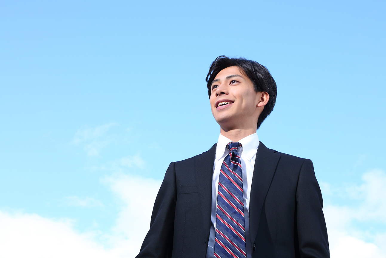 右の男性